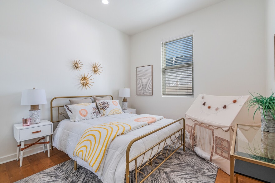 3718 S Barrington Ave, Los Angeles, CA for sale - Interior Photo - Image 3 of 14