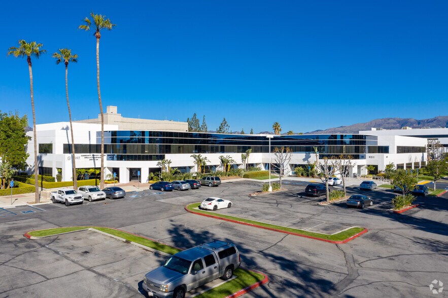 9201 Oakdale Ave, Chatsworth, CA à louer - Photo du bâtiment - Image 2 de 15