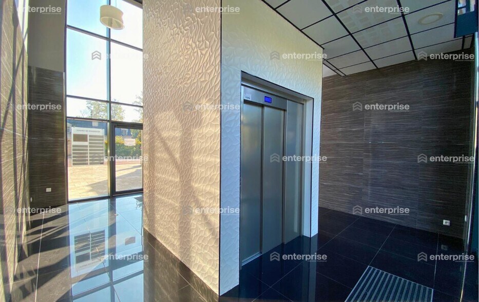 Office in Vineuil-Saint-Firmin for sale - Lobby - Image 3 of 7