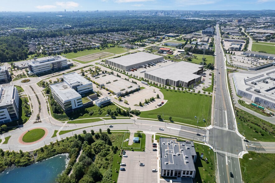 325 Northfield E dr, Waterloo, ON à louer - Photo du bâtiment - Image 3 de 3