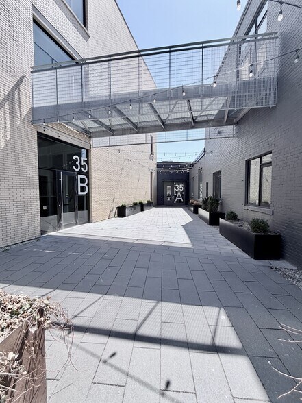 35 Golden Ave, Toronto, ON à louer - Photo du bâtiment - Image 3 de 4