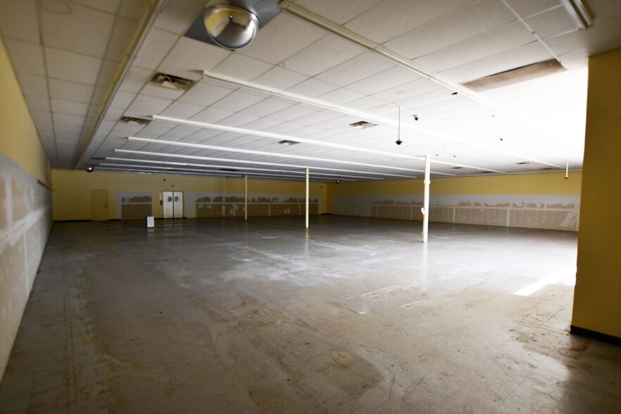 1016 Winchester Rd, Irvine, KY for lease - Building Photo - Image 3 of 27