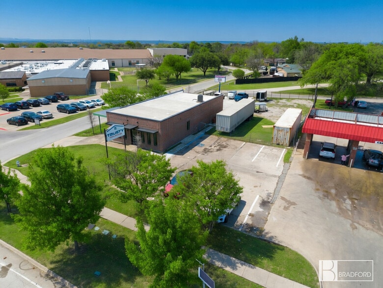 300 Fox Ave, Lewisville, TX for sale - Building Photo - Image 3 of 4