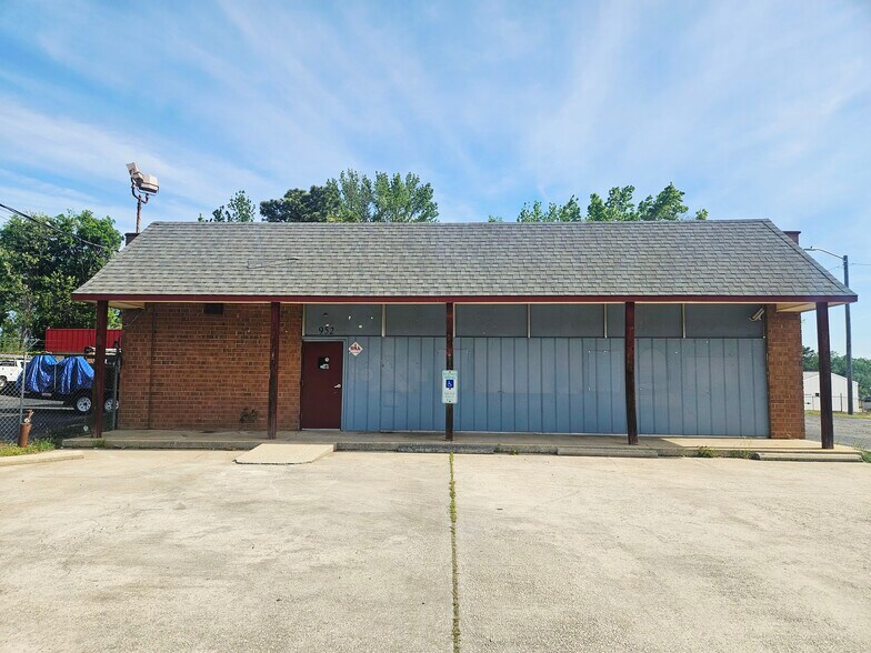 952 Bragg Blvd, Fayetteville, NC à vendre - Photo du bâtiment - Image 3 de 25