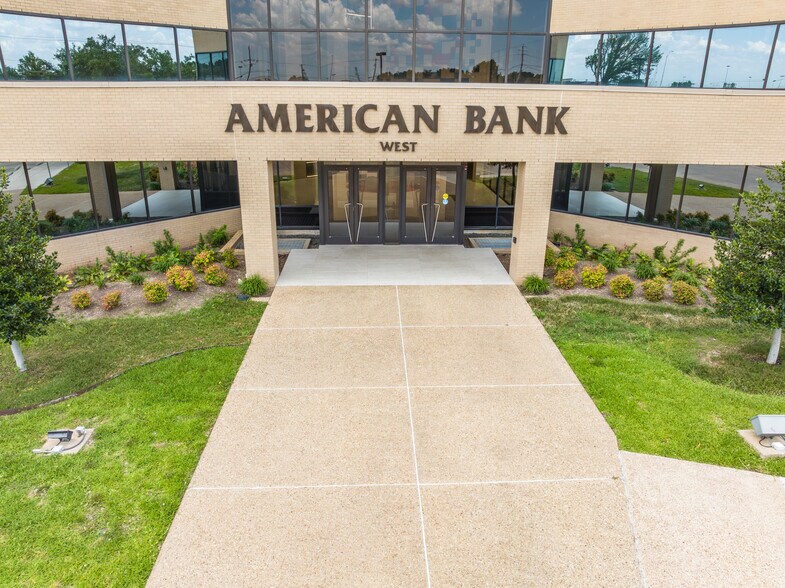 200 W Hwy 6, Waco, TX à louer - Photo du bâtiment - Image 2 de 8