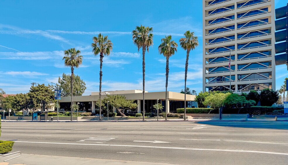 15255 Ventura Blvd, Sherman Oaks, CA à louer - Photo du bâtiment - Image 3 de 10
