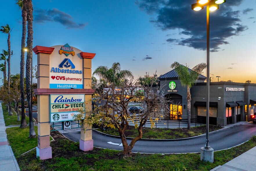 Wrigley Marketplace portefeuille de 6 propriétés à vendre sur LoopNet.ca - Photo du bâtiment - Image 2 de 5