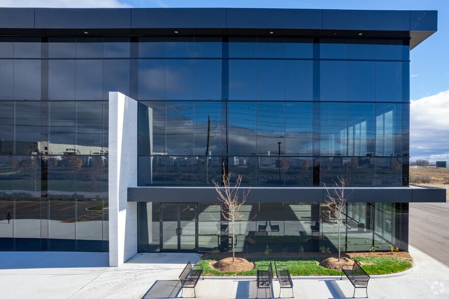 700 Anatolian Dr, Vaughan, ON à louer - Photo du bâtiment - Image 3 de 4