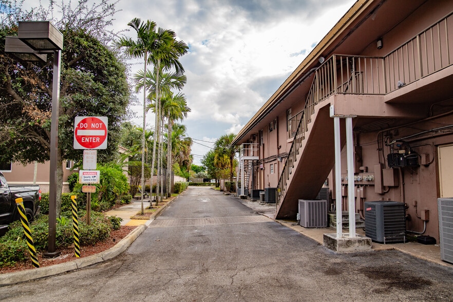 1000-1042 S Military Trl, West Palm Beach, West Palm Beach, FL à vendre - Photo du bâtiment - Image 2 de 9