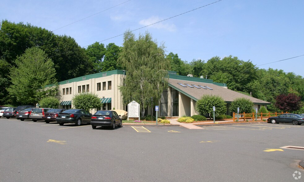 2189 Silas Deane Hwy, Rocky Hill, CT à louer - Photo du bâtiment - Image 2 de 10