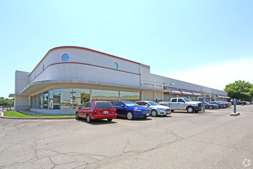 2510-2550 S East Ave, Fresno, CA à louer - Photo du bâtiment - Image 3 de 10