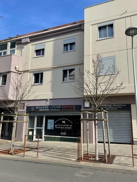 Retail in Moissy-Cramayel for lease Building Photo- Image 1 of 4