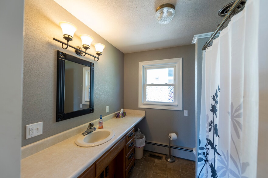 102 N Park Dr, Columbia City, IN à vendre - Photo du bâtiment - Image 3 de 9