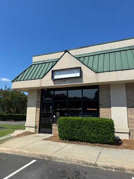 11855 N Tryon St, Charlotte, NC à louer - Photo du bâtiment - Image 1 de 12
