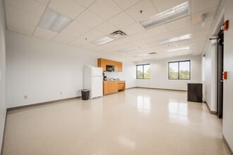 1803 Phyllis St, Bentonville, AR for lease Interior Photo- Image 2 of 12