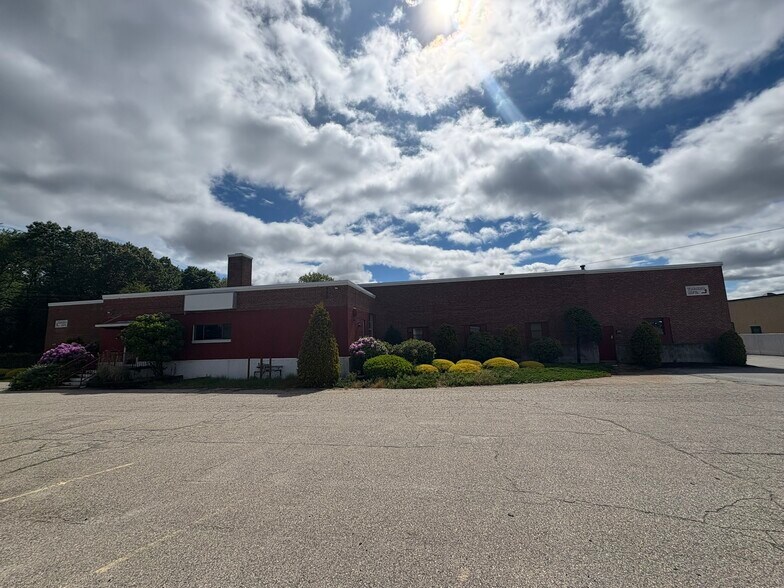 1370 Elmwood Ave, Cranston, RI à vendre - Photo du bâtiment - Image 2 de 15