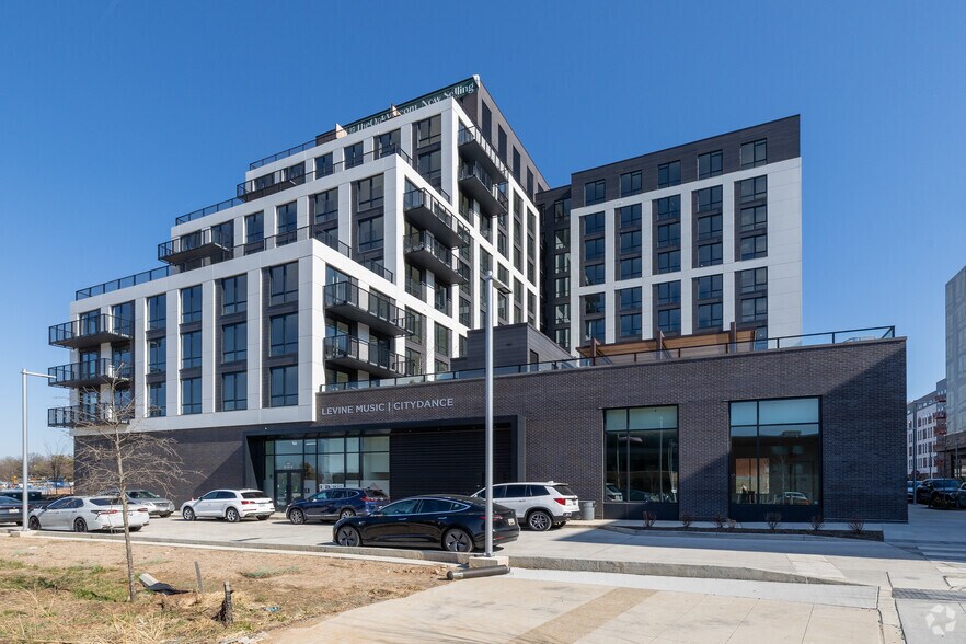 7123 Leesburg Pike, Falls Church, VA à louer - Photo du bâtiment - Image 3 de 5