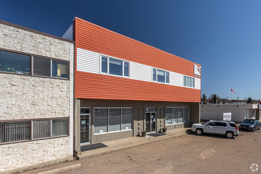 7316 101 Ave NW, Edmonton, AB à vendre - Photo du bâtiment - Image 3 de 46