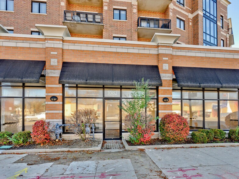 5582 N Lincoln Ave, Chicago, IL à louer - Photo du bâtiment - Image 2 de 18