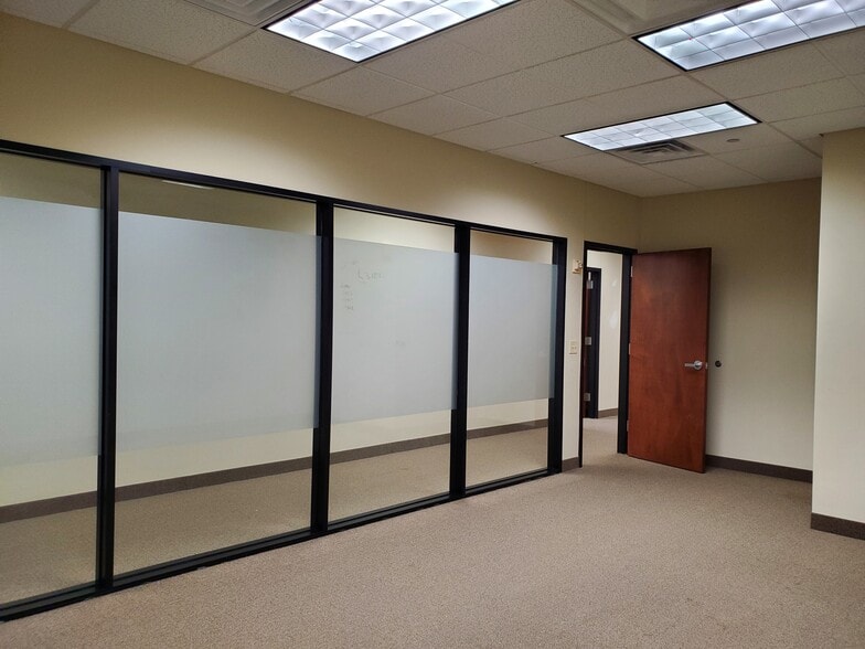 200 N Mesquite St, Arlington, TX for lease - Interior Photo - Image 3 of 7