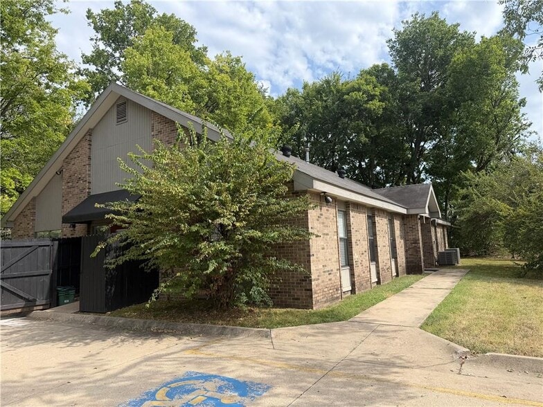 27 W Township St, Fayetteville, AR for lease - Building Photo - Image 3 of 10