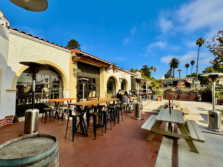 585 E Thompson Blvd, Ventura, CA for sale - Building Photo - Image 3 of 33