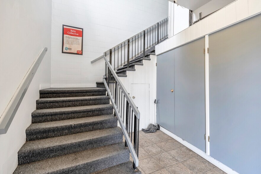 10318-10324 Whalley Blvd, Surrey, BC à louer - Photo du bâtiment - Image 3 de 21