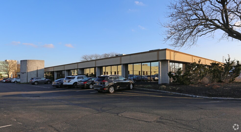 135-175 Froehlich Farm Blvd, Woodbury, NY à louer - Photo du bâtiment - Image 1 de 30