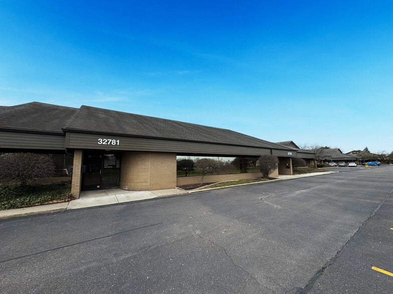 32781-32783 Middlebelt Rd, Farmington Hills, MI for sale - Building Photo - Image 1 of 6