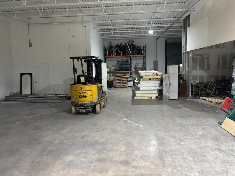 4671-4685 E 11th Ave, Hialeah, FL for lease - Building Photo - Image 2 of 14