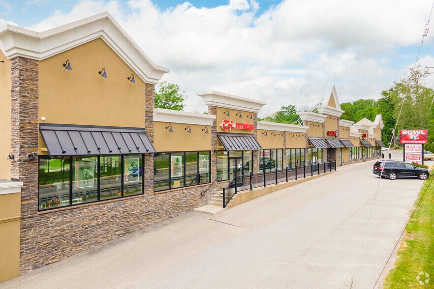 300 W Lancaster Ave, Devon, PA à louer - Photo du bâtiment - Image 2 de 5
