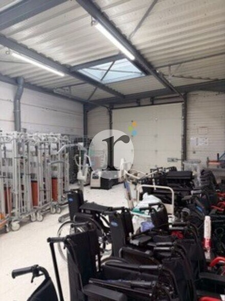 Flex in Lezennes for lease - Interior Photo - Image 1 of 3