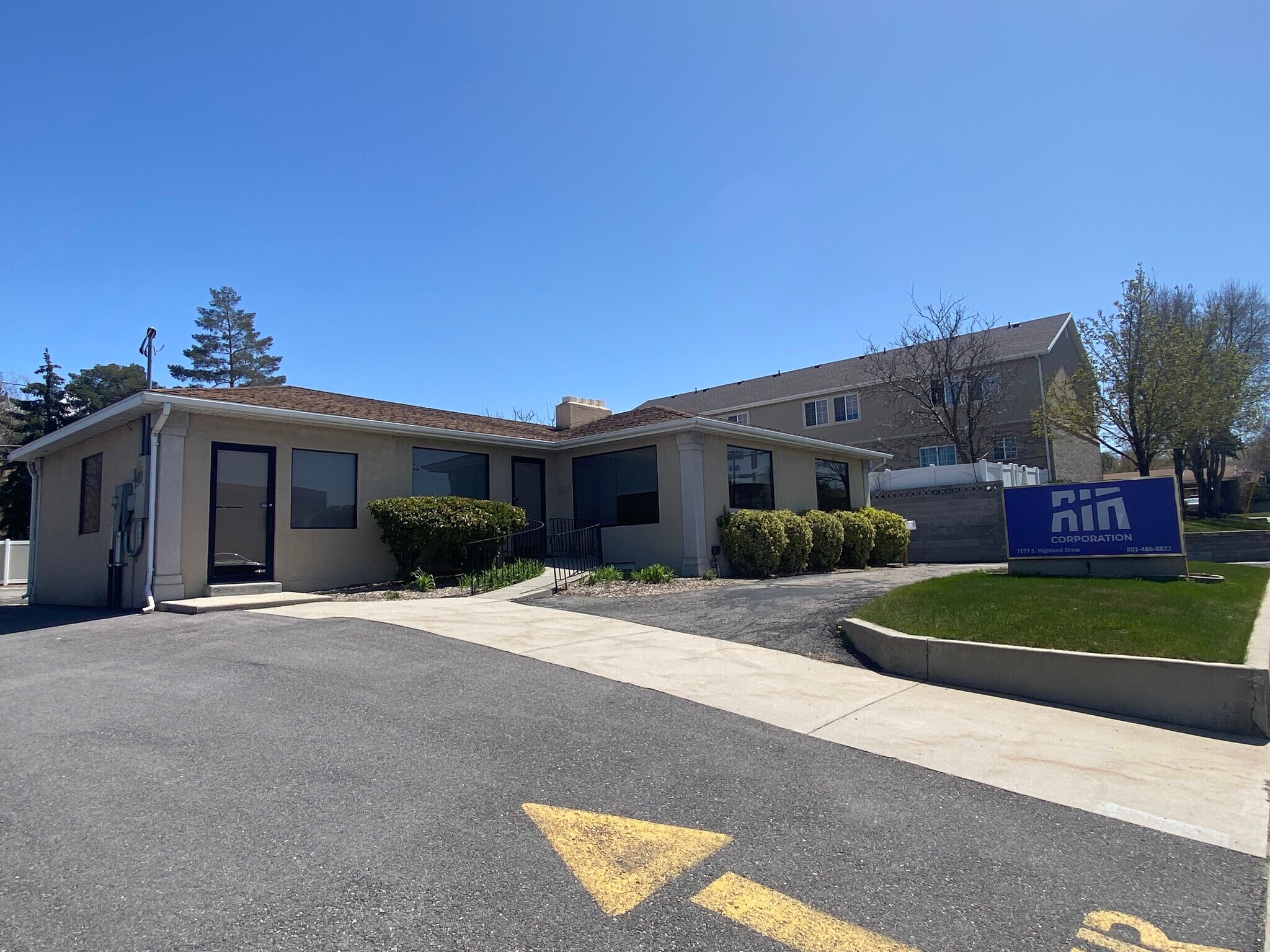 7177 S Highland Dr, Cottonwood Heights, UT à louer Photo principale- Image 1 de 9