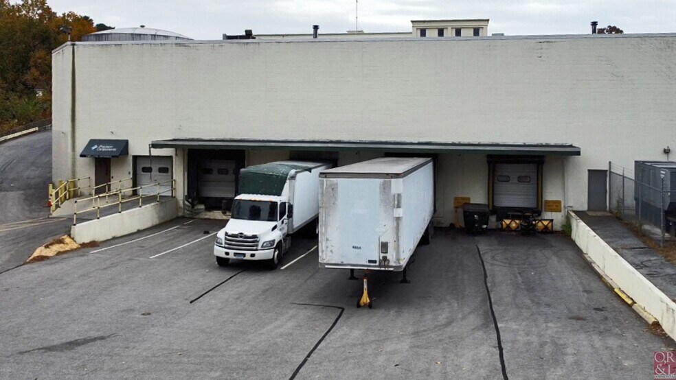 12 Bridge St, Deep River, CT à vendre - Photo du bâtiment - Image 3 de 17