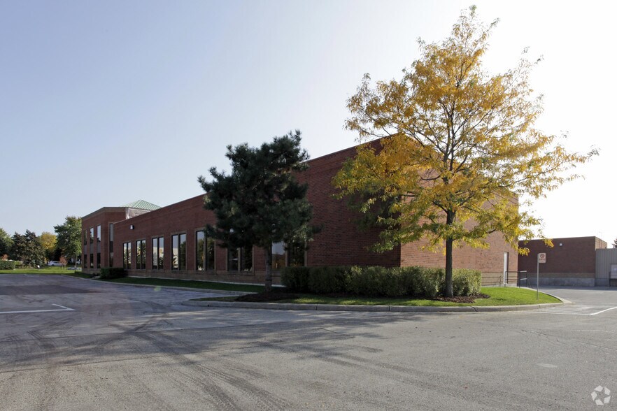 5860 Chedworth Way, Mississauga, ON à louer - Photo du bâtiment - Image 3 de 4
