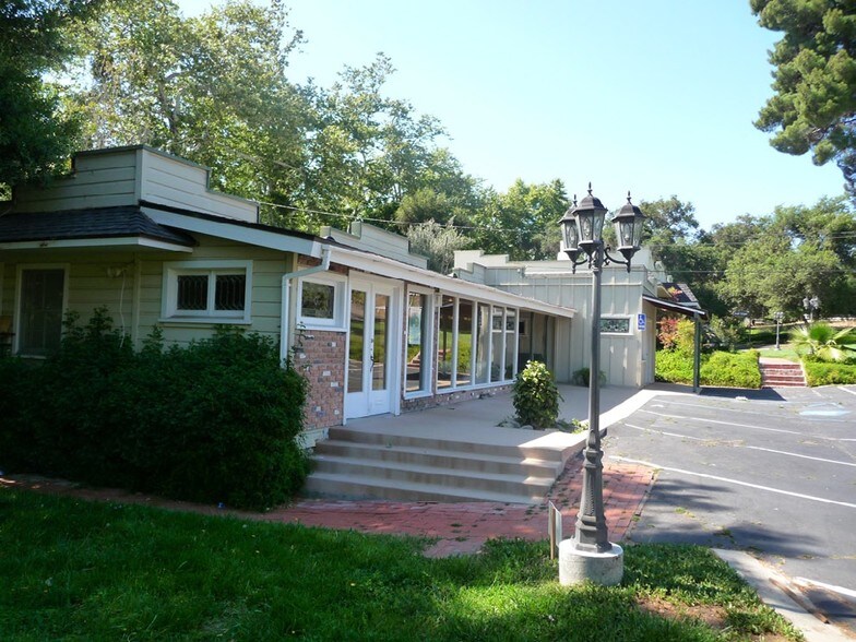 2809 S Mission Rd, Fallbrook, CA à louer - Photo du bâtiment - Image 3 de 23