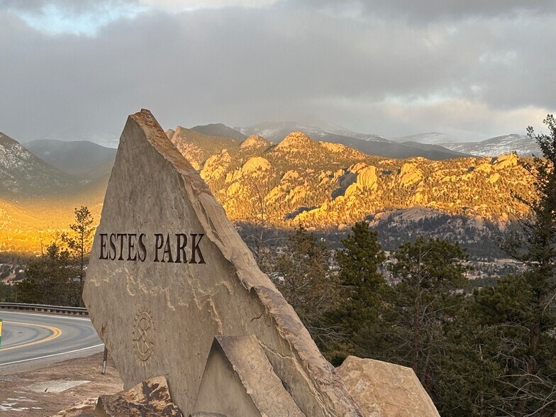 242 Virginia Dr, Estes Park, CO à vendre - Aérien - Image 2 de 9