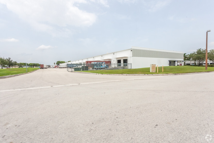 10025 NW 116th Way, Medley, FL for lease - Building Photo - Image 3 of 6