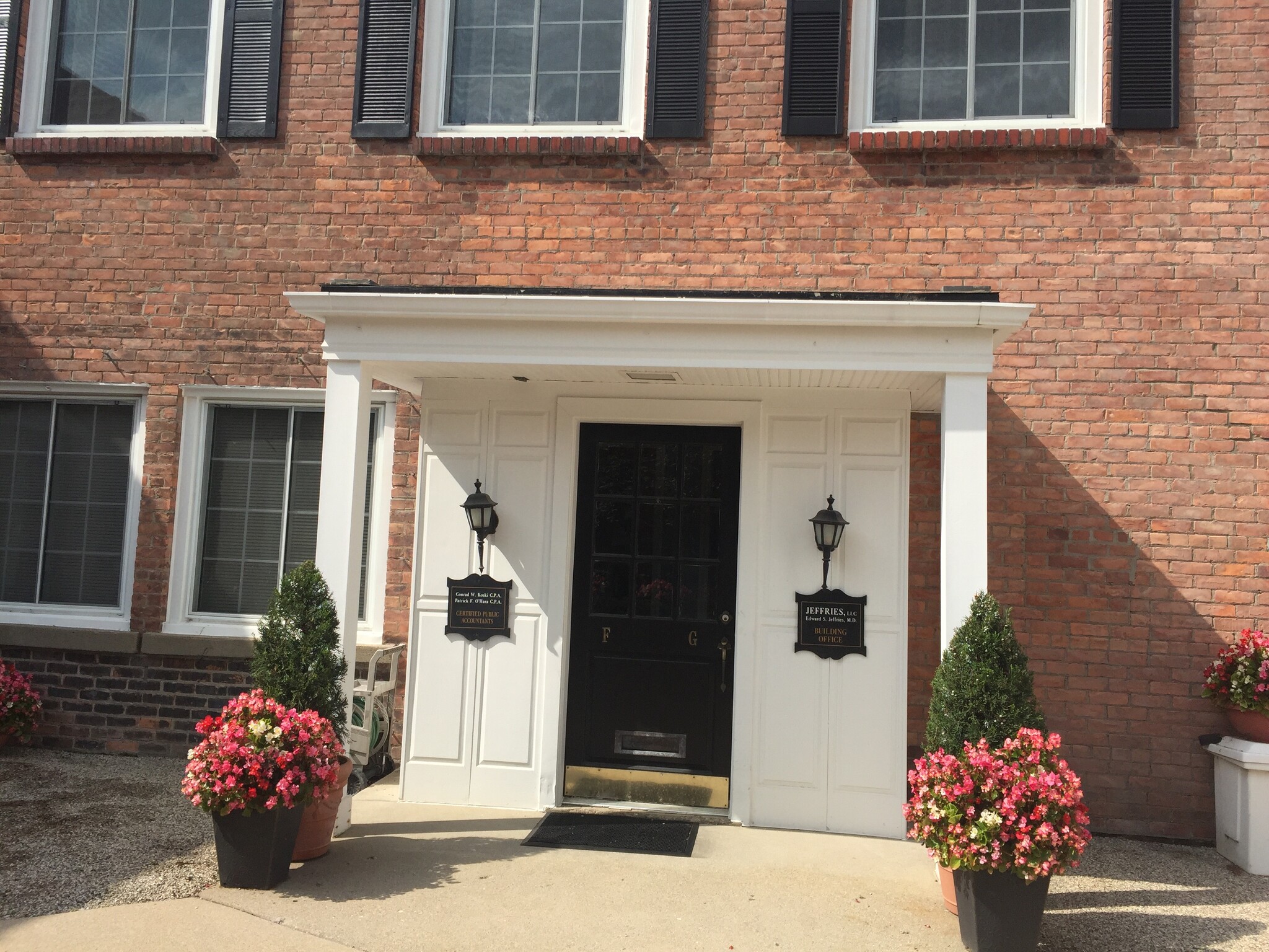 377 Fisher Rd, Grosse Pointe Farms, MI for lease Interior Photo- Image 1 of 3