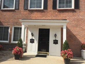 377 Fisher Rd, Grosse Pointe Farms, MI for lease Interior Photo- Image 1 of 3