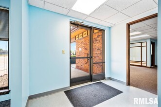 5113 N Executive Dr, Peoria, IL for lease Interior Photo- Image 1 of 9