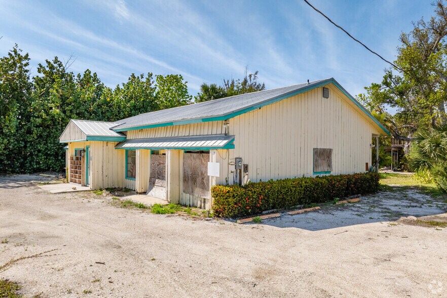 1446 Periwinkle Way, Sanibel, FL for sale - Building Photo - Image 3 of 6
