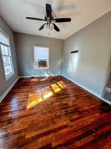 108 N Gordon Dr, Crockett, TX for sale - Interior Photo - Image 3 of 21