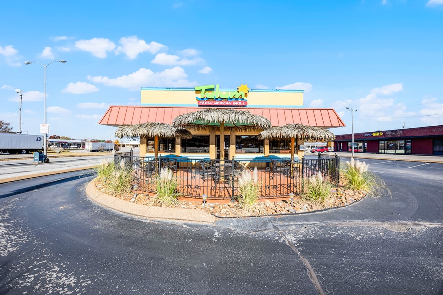 71 Carriage House Dr, Jackson, TN for sale - Primary Photo - Image 1 of 33