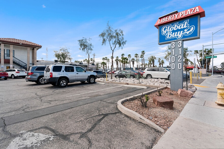 3110 S Valley View Blvd, Las Vegas, NV à louer - Photo du bâtiment - Image 3 de 20