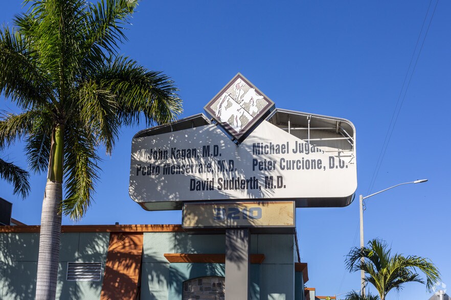 3210 Cleveland Ave, Fort Myers, FL à louer - Photo du bâtiment - Image 3 de 5