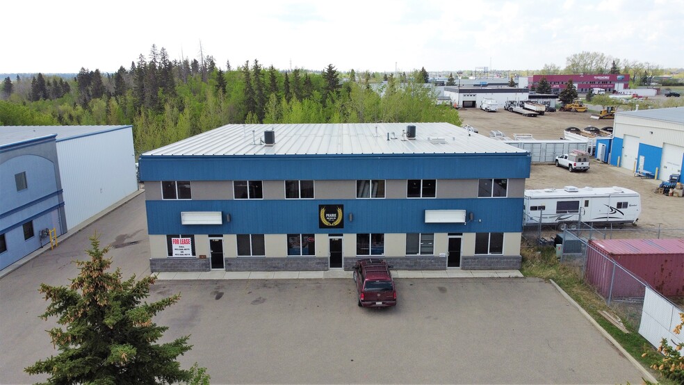 8121 49 Ave Close, Red Deer, AB à vendre - Photo du bâtiment - Image 2 de 26