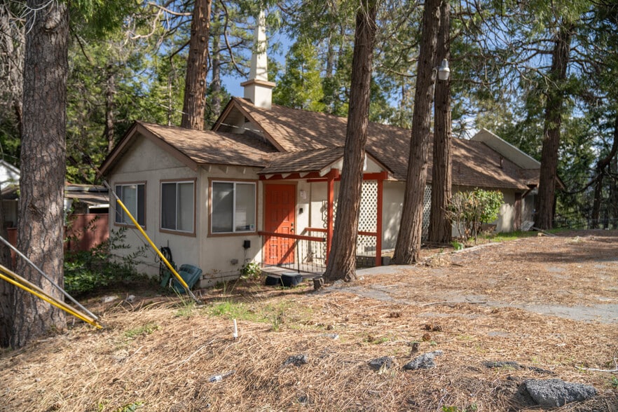 23575 Lake Dr, Crestline, CA for lease - Primary Photo - Image 1 of 4