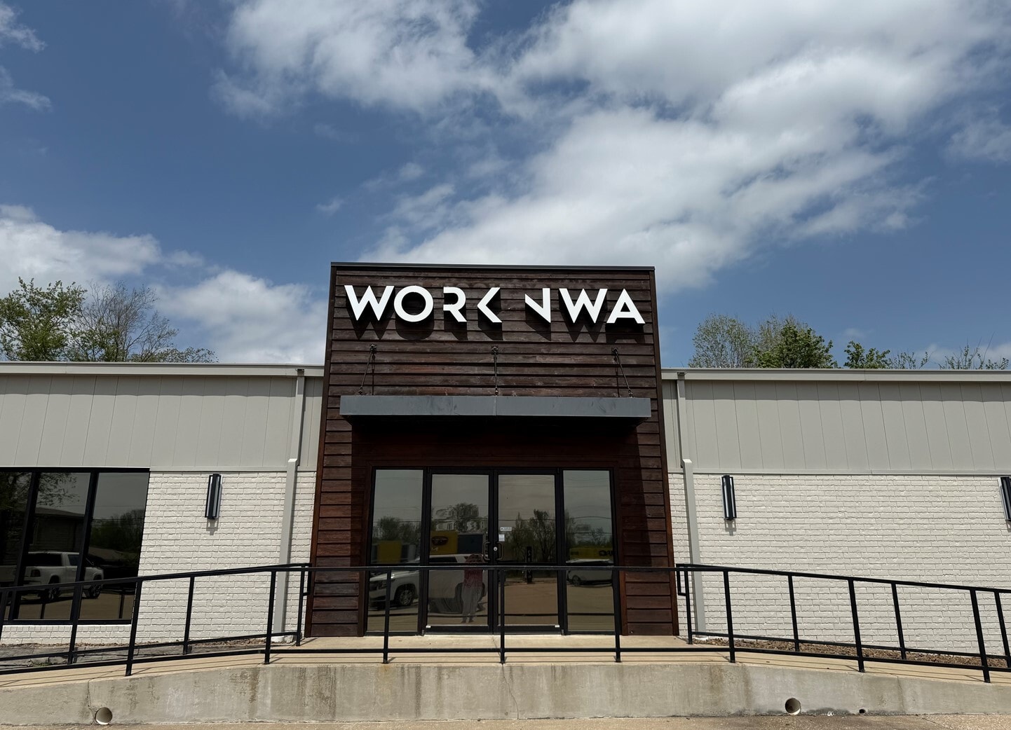 2879 W Walnut St, Rogers, AR for lease Building Photo- Image 1 of 2