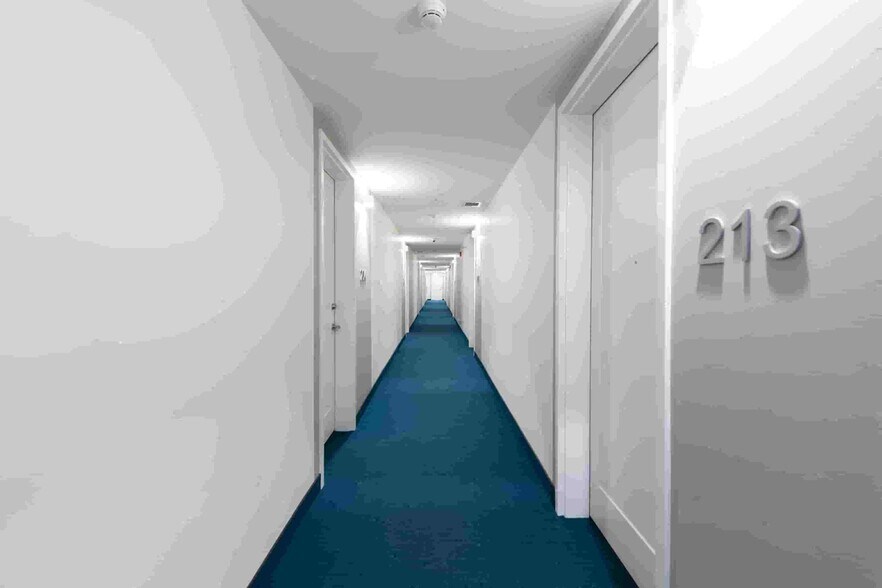 2004-2016 34 Av SW, Calgary, AB à louer - Photo du bâtiment - Image 3 de 7